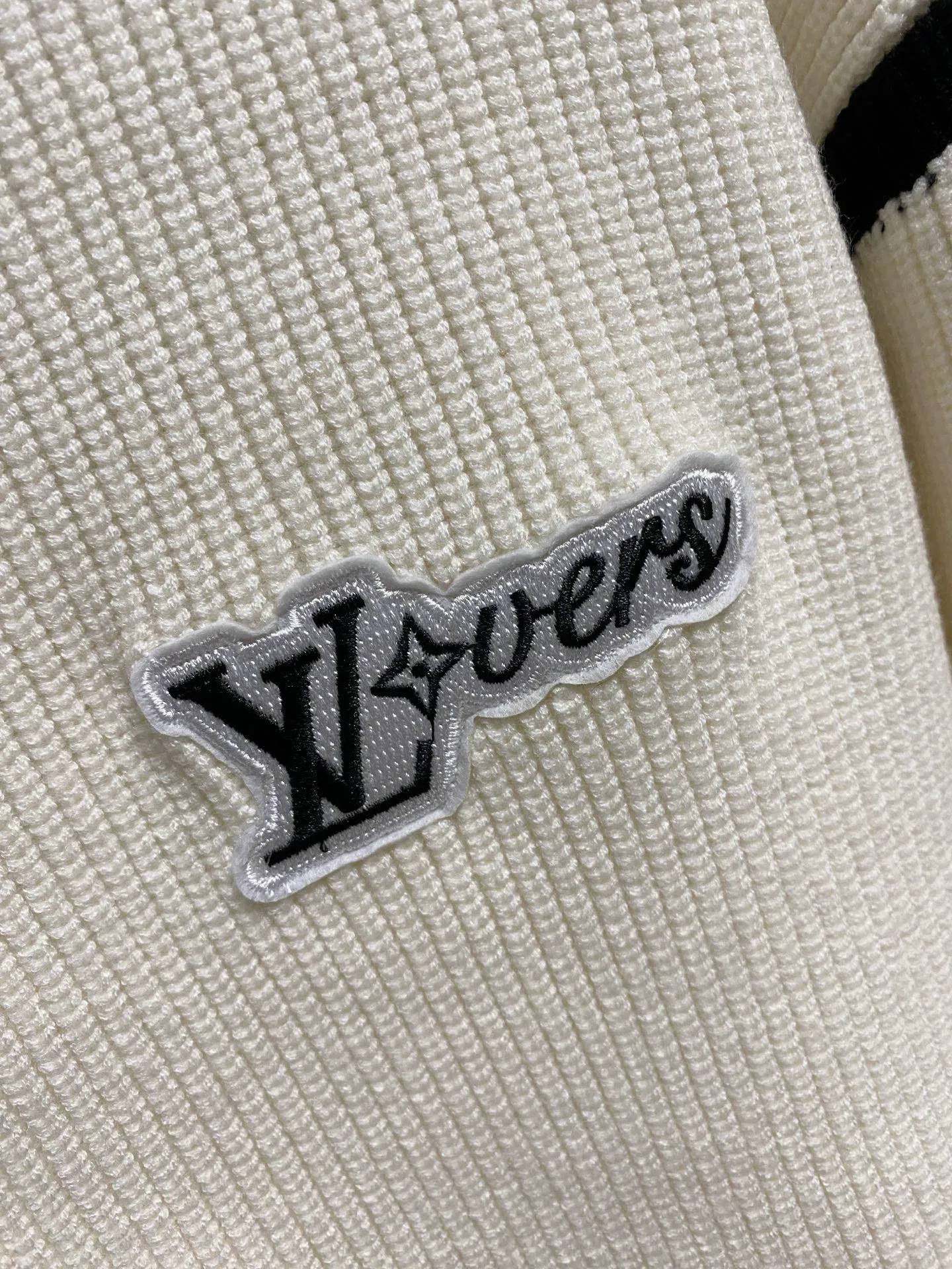 🅿️540 【LV Louis Vuitton】Autumn and winter classic cardigan sweater, in full condition! ! ! Wool blended fabric, the latest model in 2025, golden ratio! ! Slim-fitting soft gold, versatile and practical item, the combination and practicality are extremely powerful, simple and elegant, and classy! To create your own style, it is highly recommended to buy it in two colors. The standard slim fit tailoring process is suitable for both young and old men. It is knitted from wool and will not cause any discomfort! While keeping warm, it is stylish, textured and wearable, and the classic logo with contrasting colors on the chest feels in place! ! Recommended for regular customers! ! Size M-3XL (maximum wear: 190 pounds)